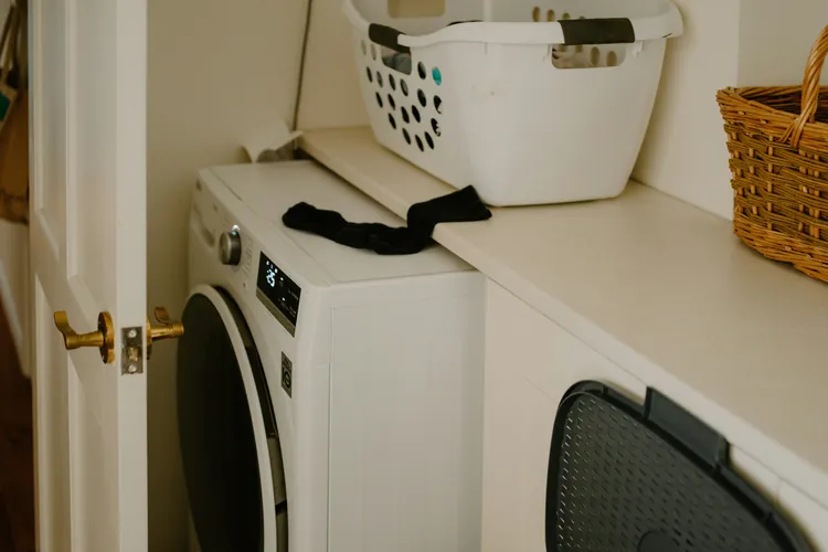Front-load washing machine with a laundry basket on the counter above